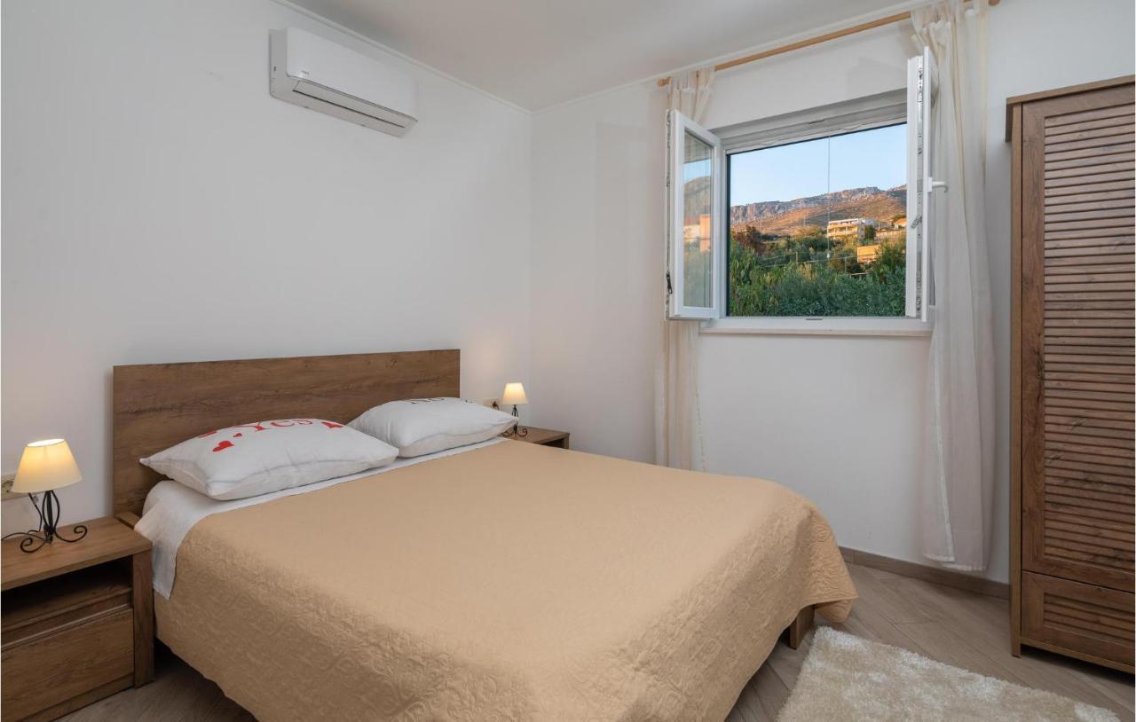 Cozy Home In Zrnovnica With Wifi Екстериор снимка