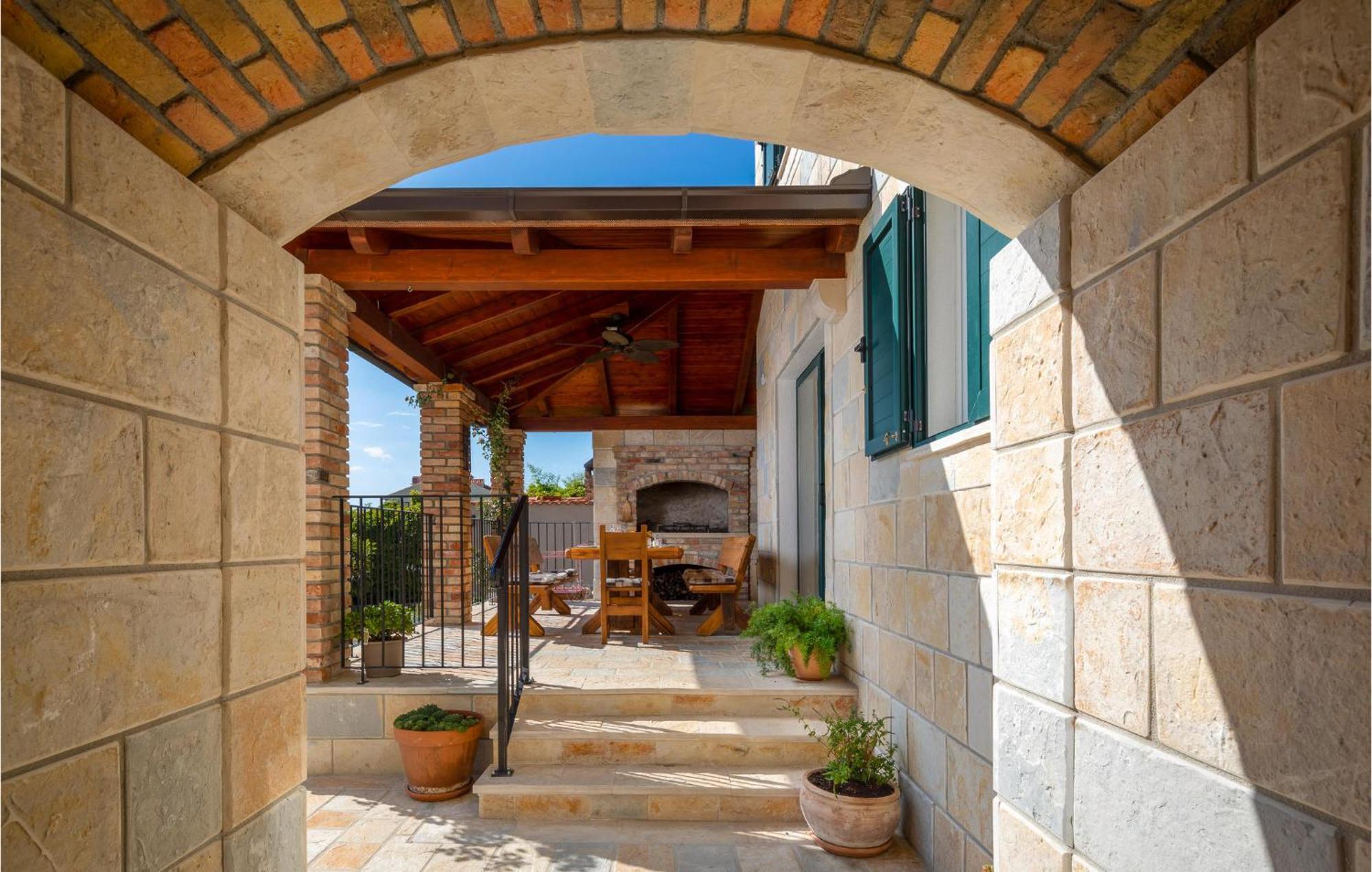 Cozy Home In Zrnovnica With Wifi Екстериор снимка