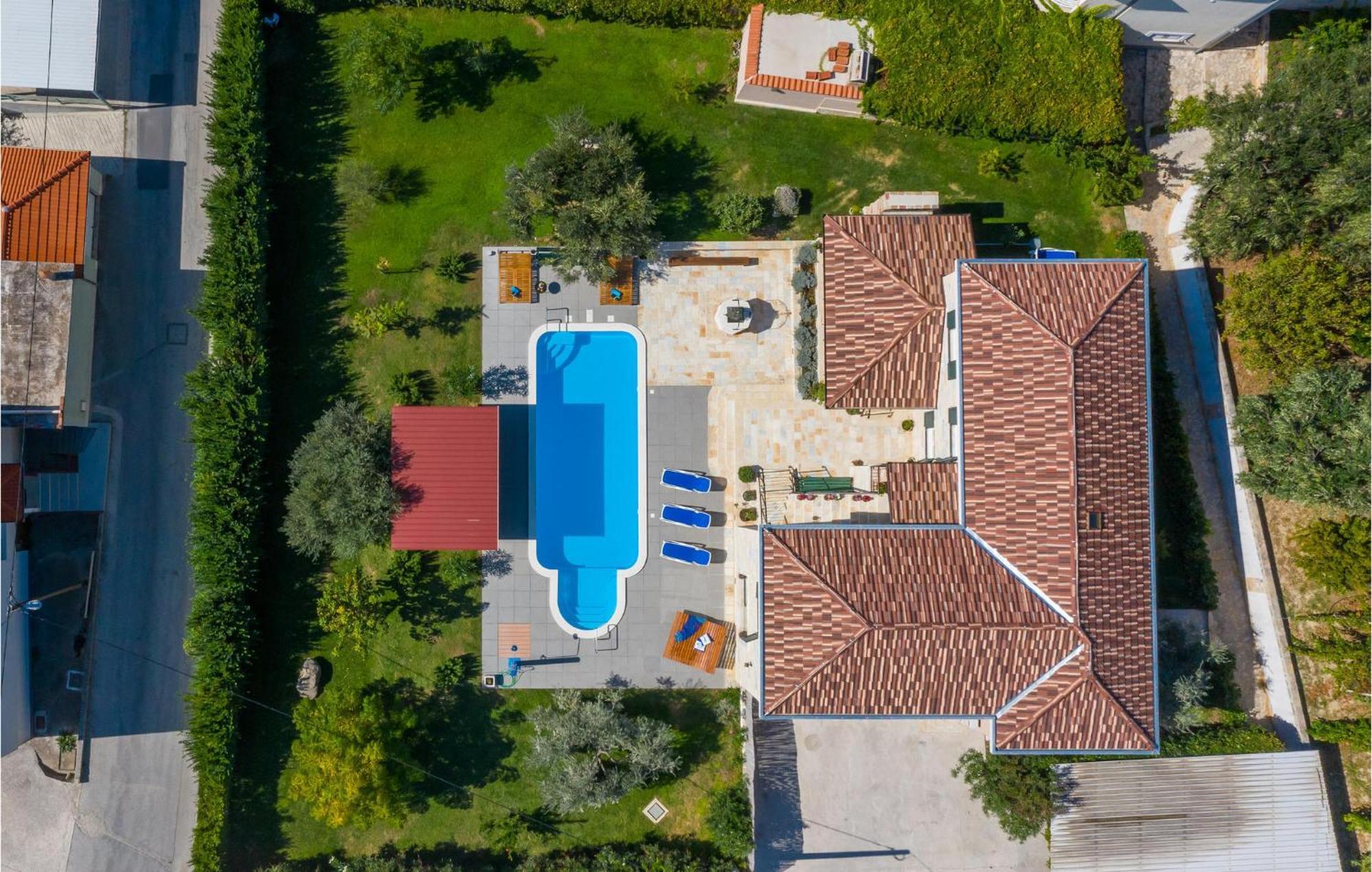 Cozy Home In Zrnovnica With Wifi Екстериор снимка