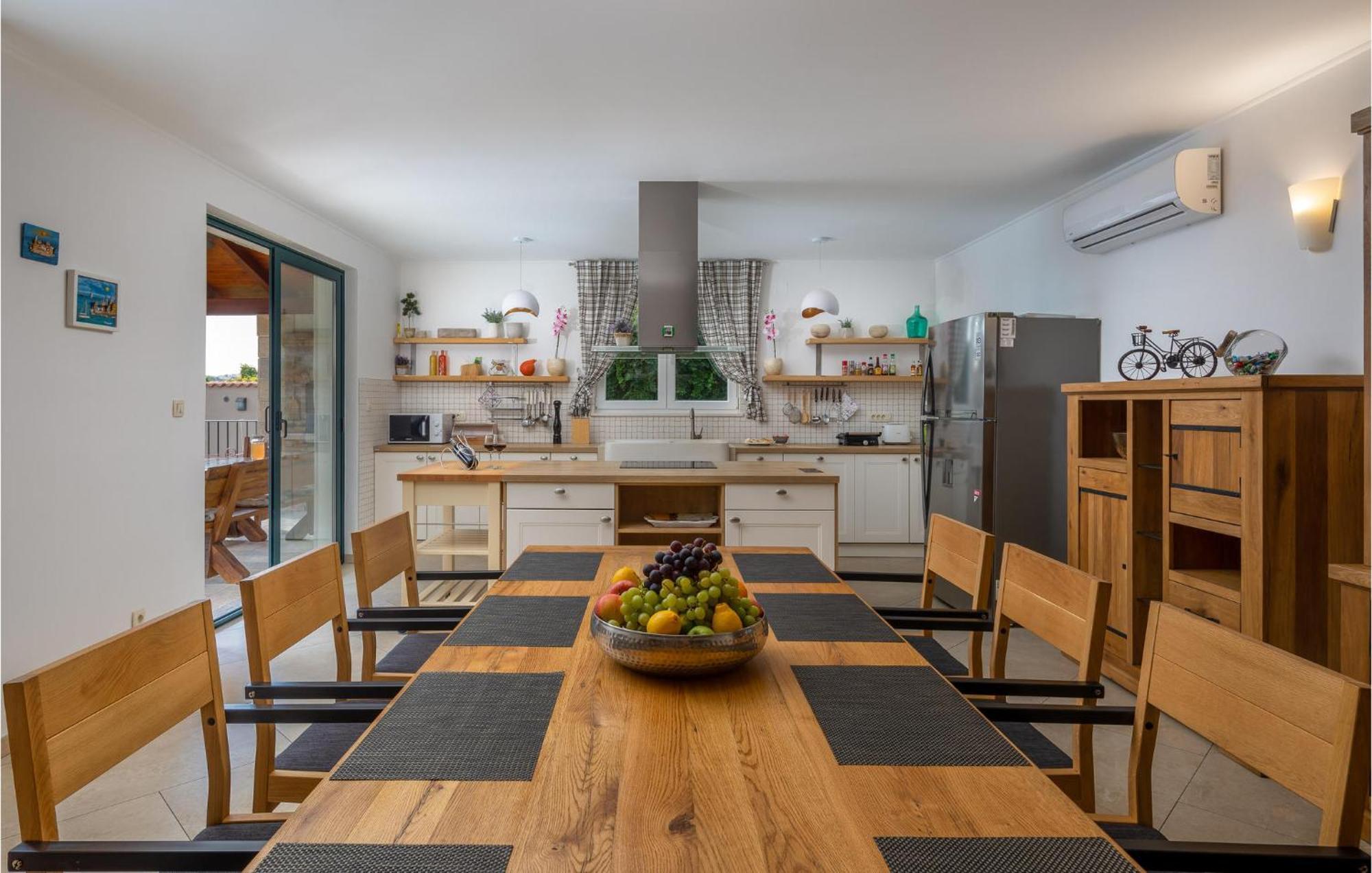 Cozy Home In Zrnovnica With Wifi Екстериор снимка