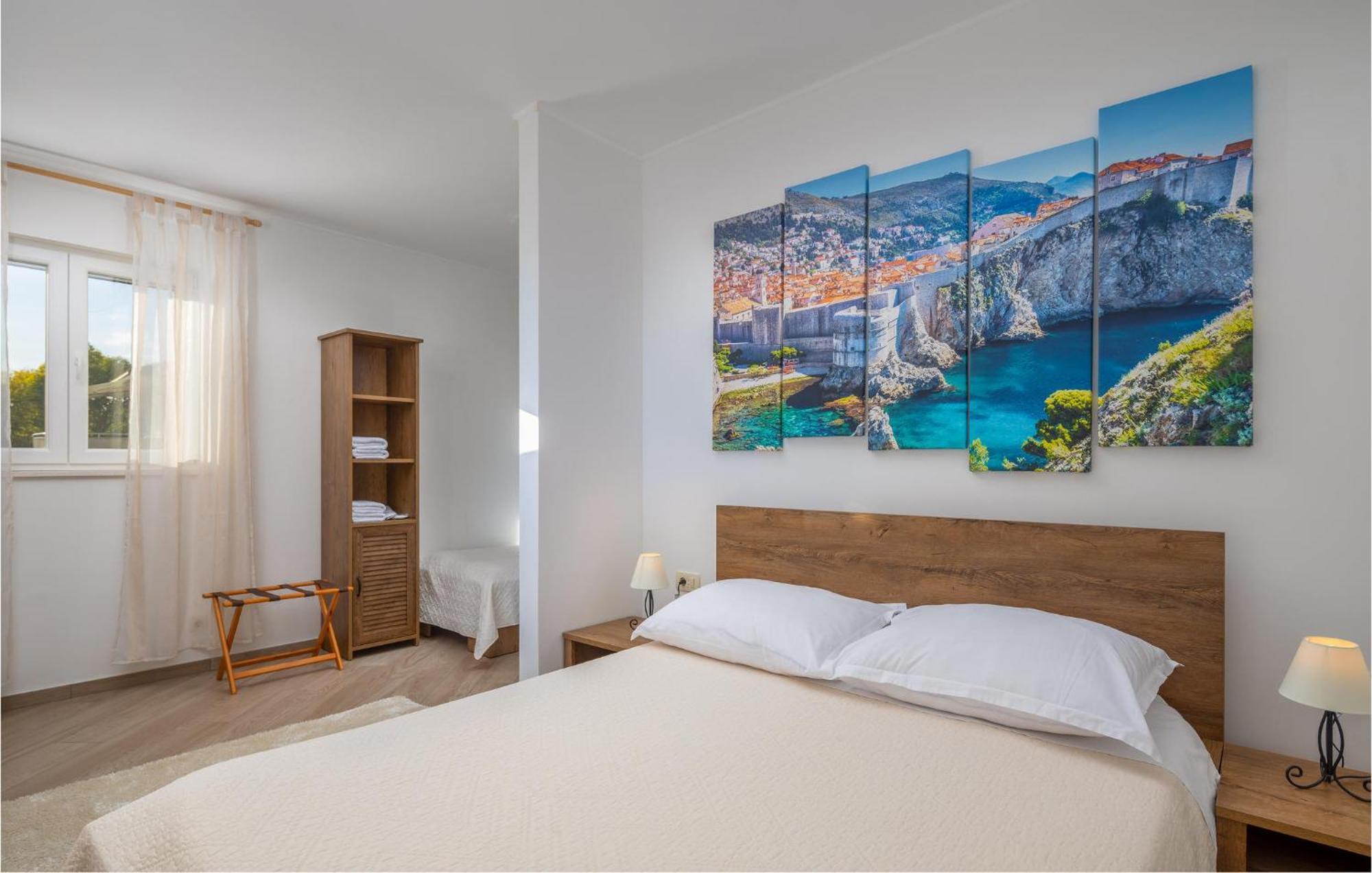 Cozy Home In Zrnovnica With Wifi Екстериор снимка