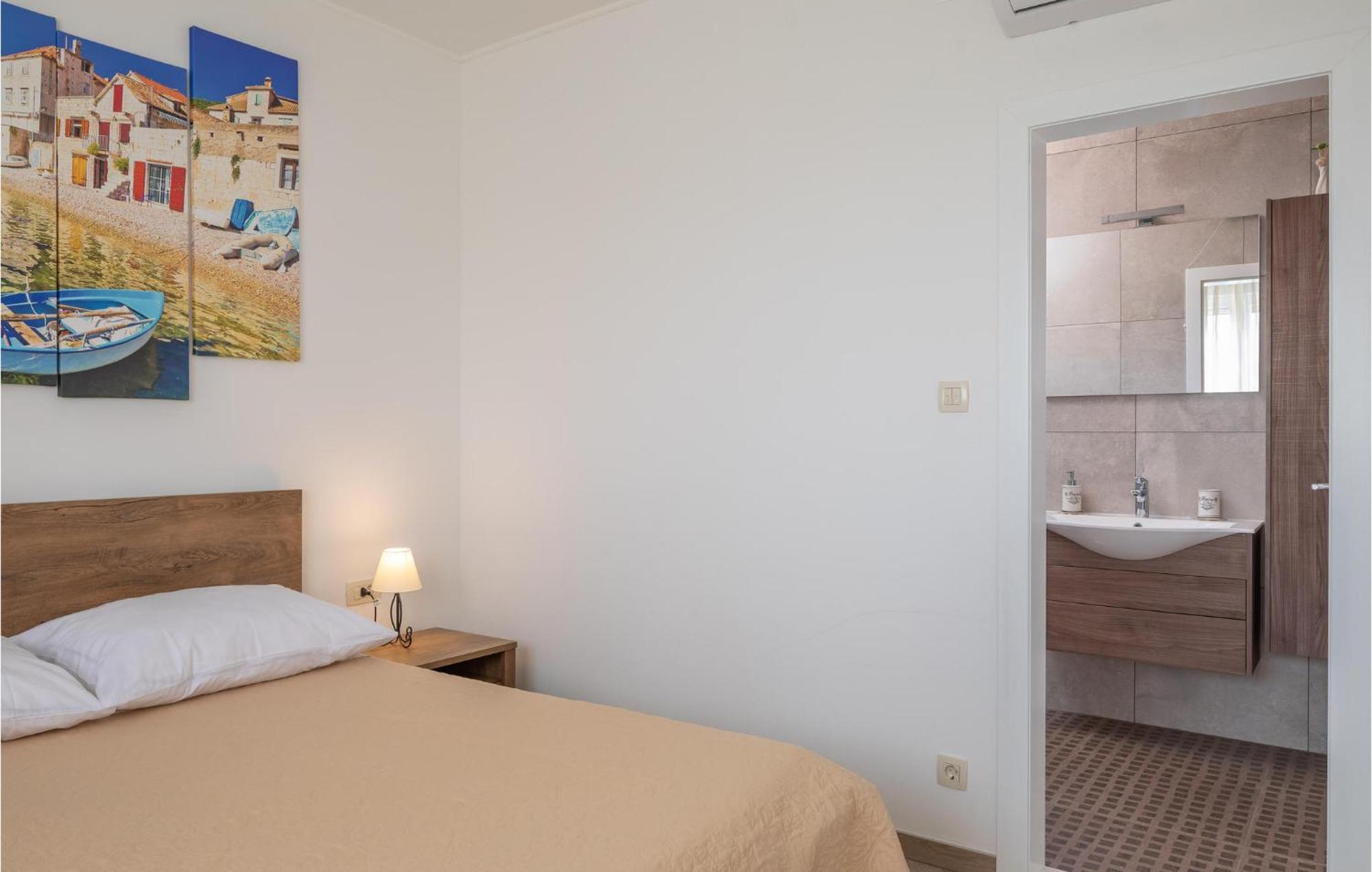 Cozy Home In Zrnovnica With Wifi Екстериор снимка
