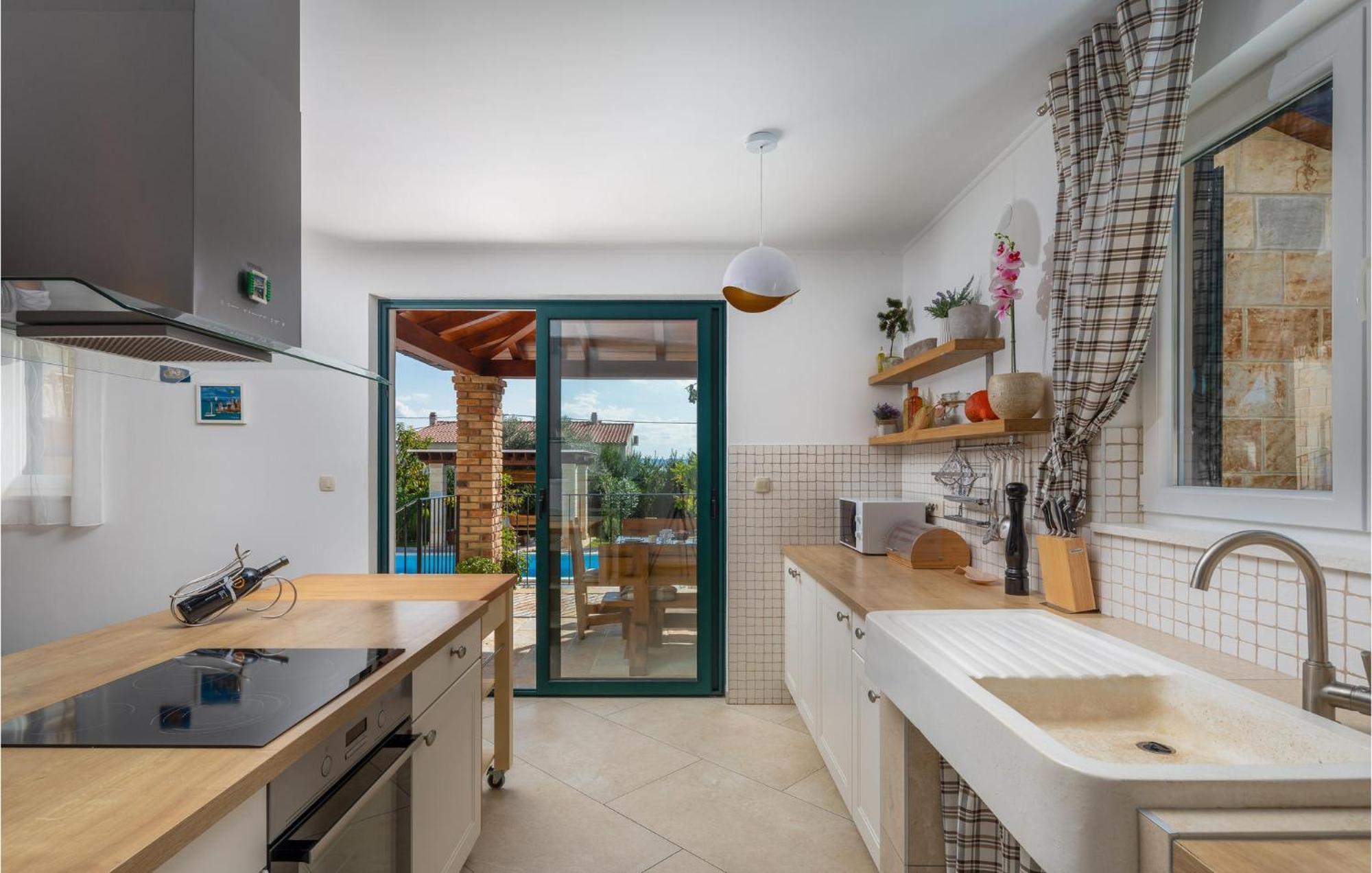Cozy Home In Zrnovnica With Wifi Екстериор снимка