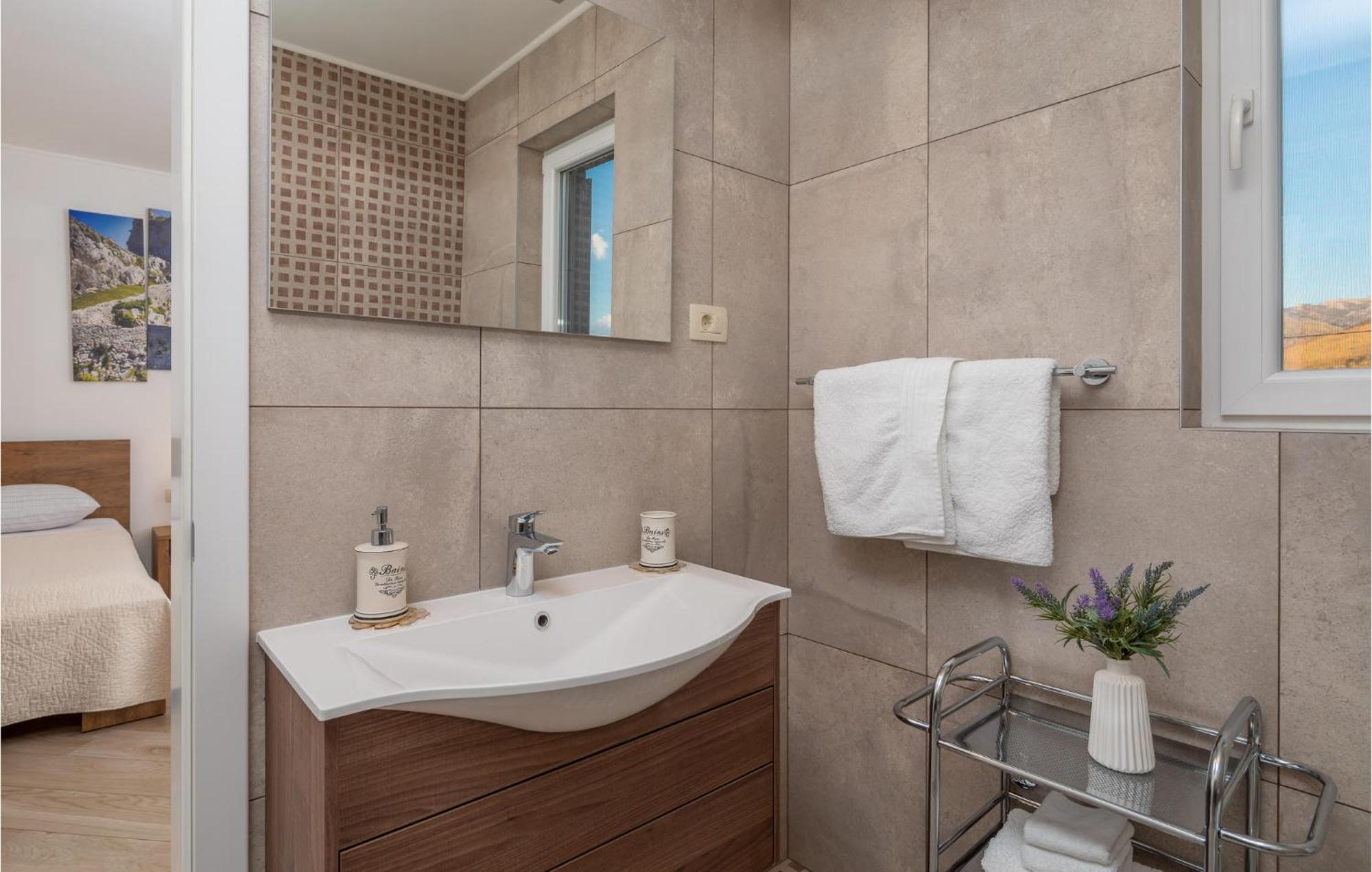 Cozy Home In Zrnovnica With Wifi Екстериор снимка
