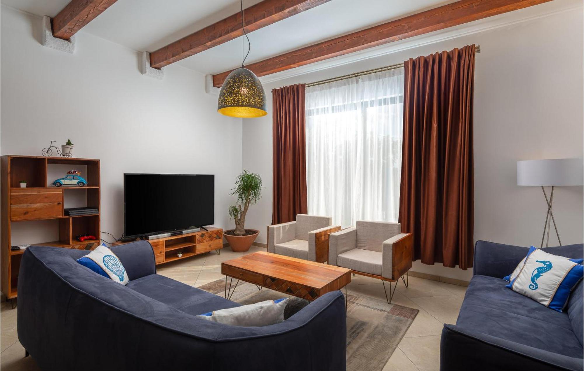 Cozy Home In Zrnovnica With Wifi Екстериор снимка