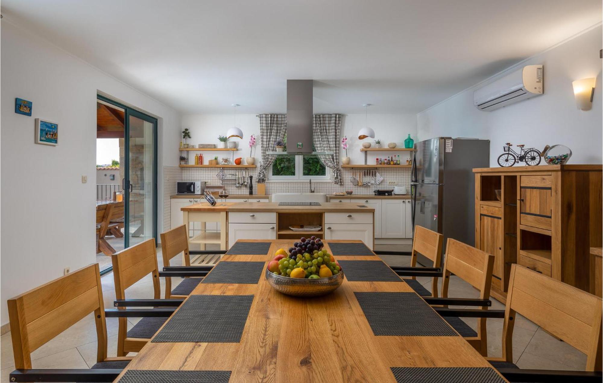 Cozy Home In Zrnovnica With Wifi Екстериор снимка