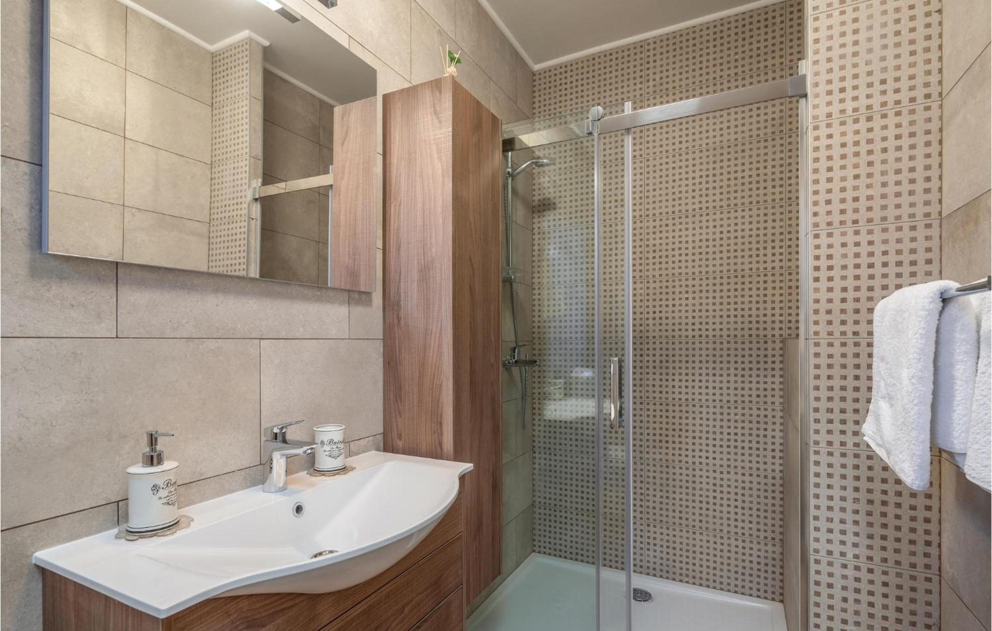 Cozy Home In Zrnovnica With Wifi Екстериор снимка