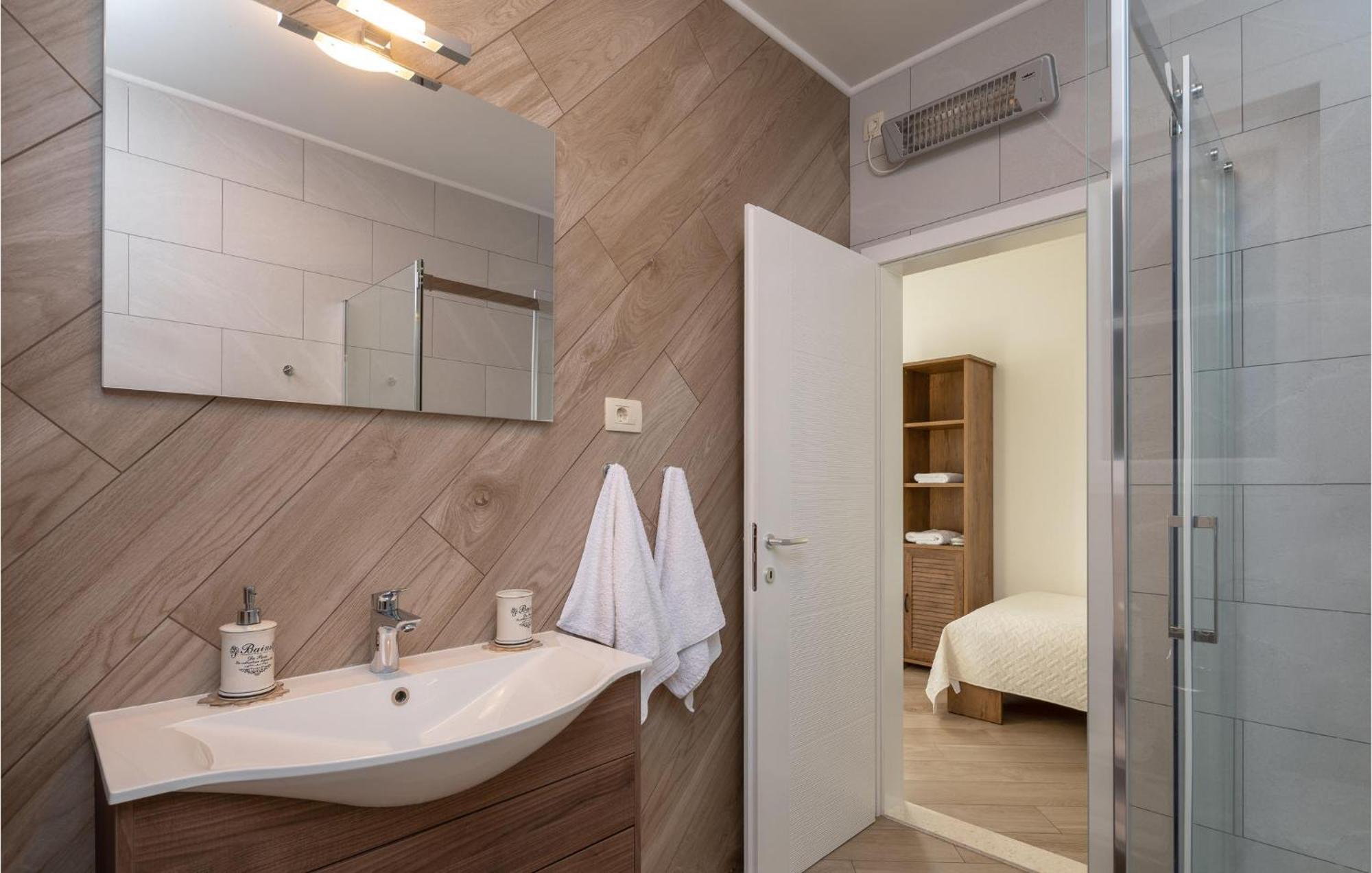 Cozy Home In Zrnovnica With Wifi Екстериор снимка