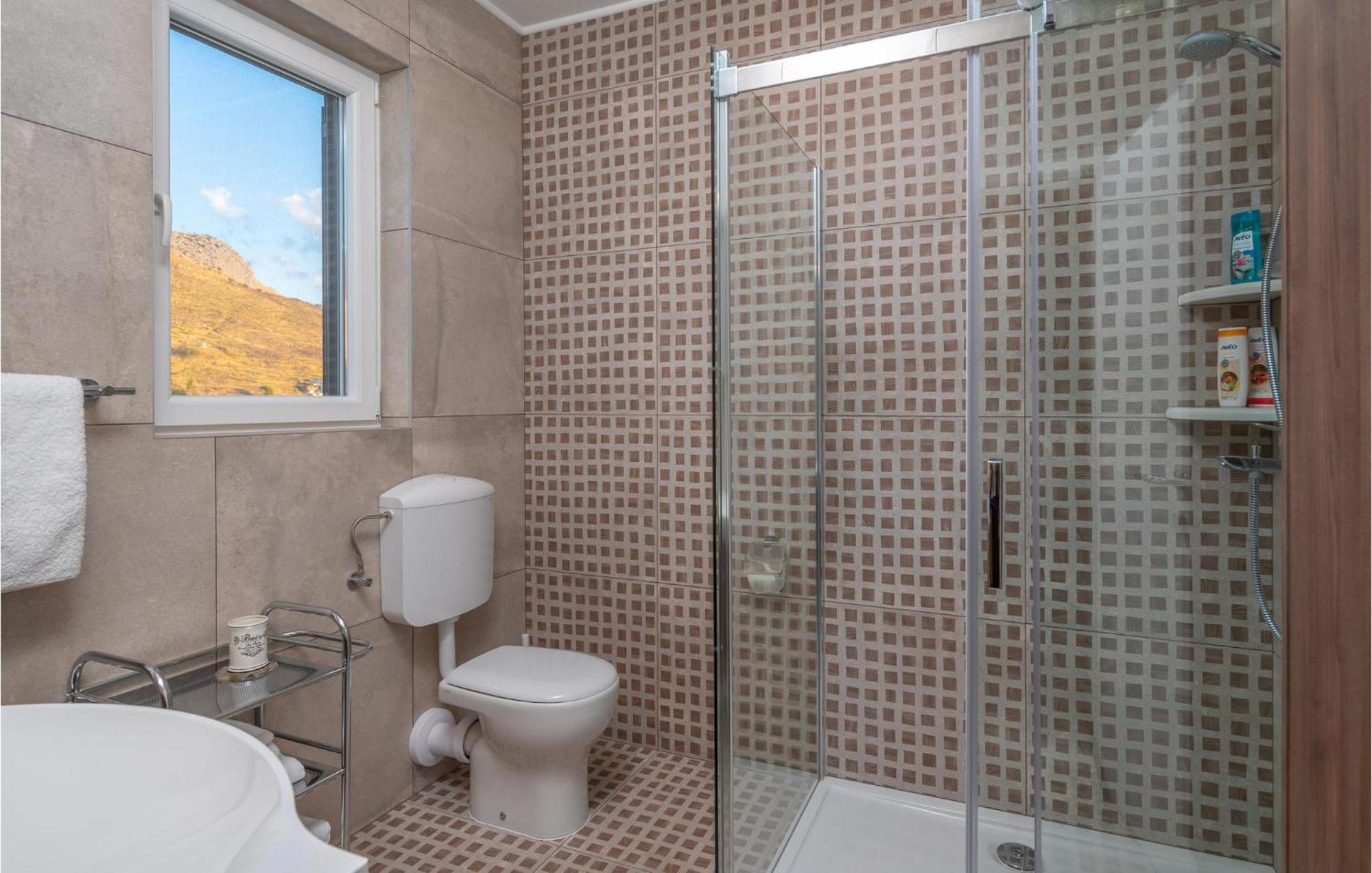 Cozy Home In Zrnovnica With Wifi Екстериор снимка