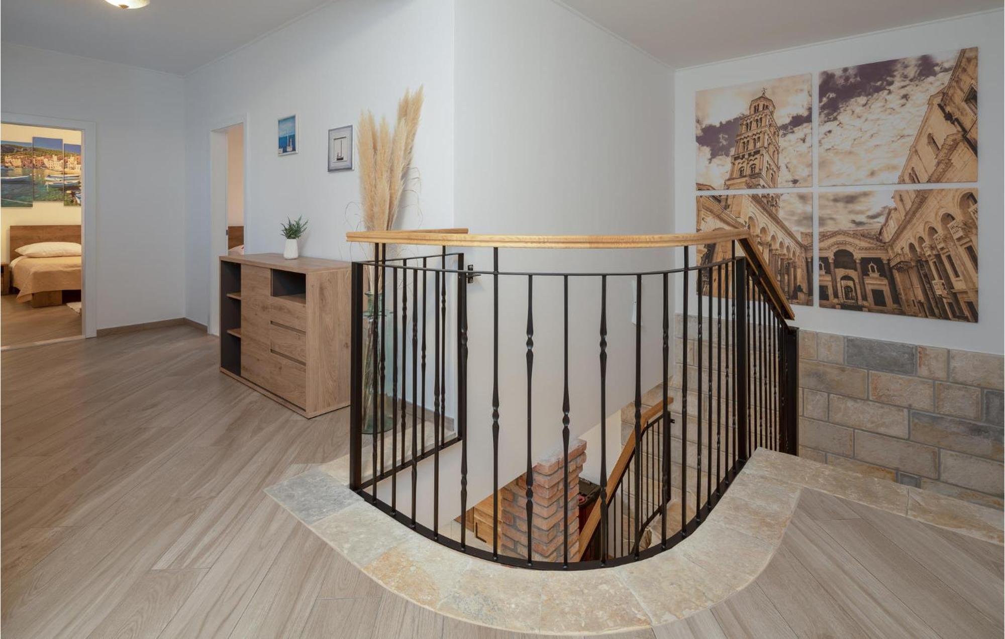 Cozy Home In Zrnovnica With Wifi Екстериор снимка