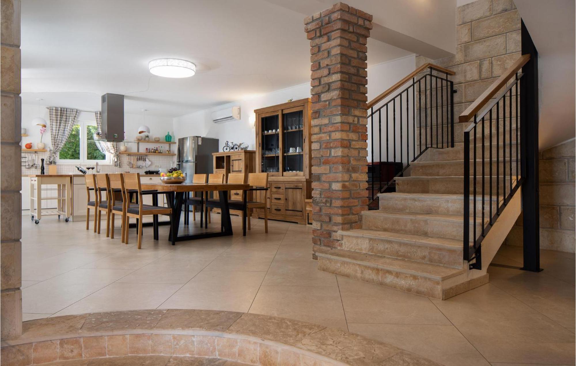 Cozy Home In Zrnovnica With Wifi Екстериор снимка