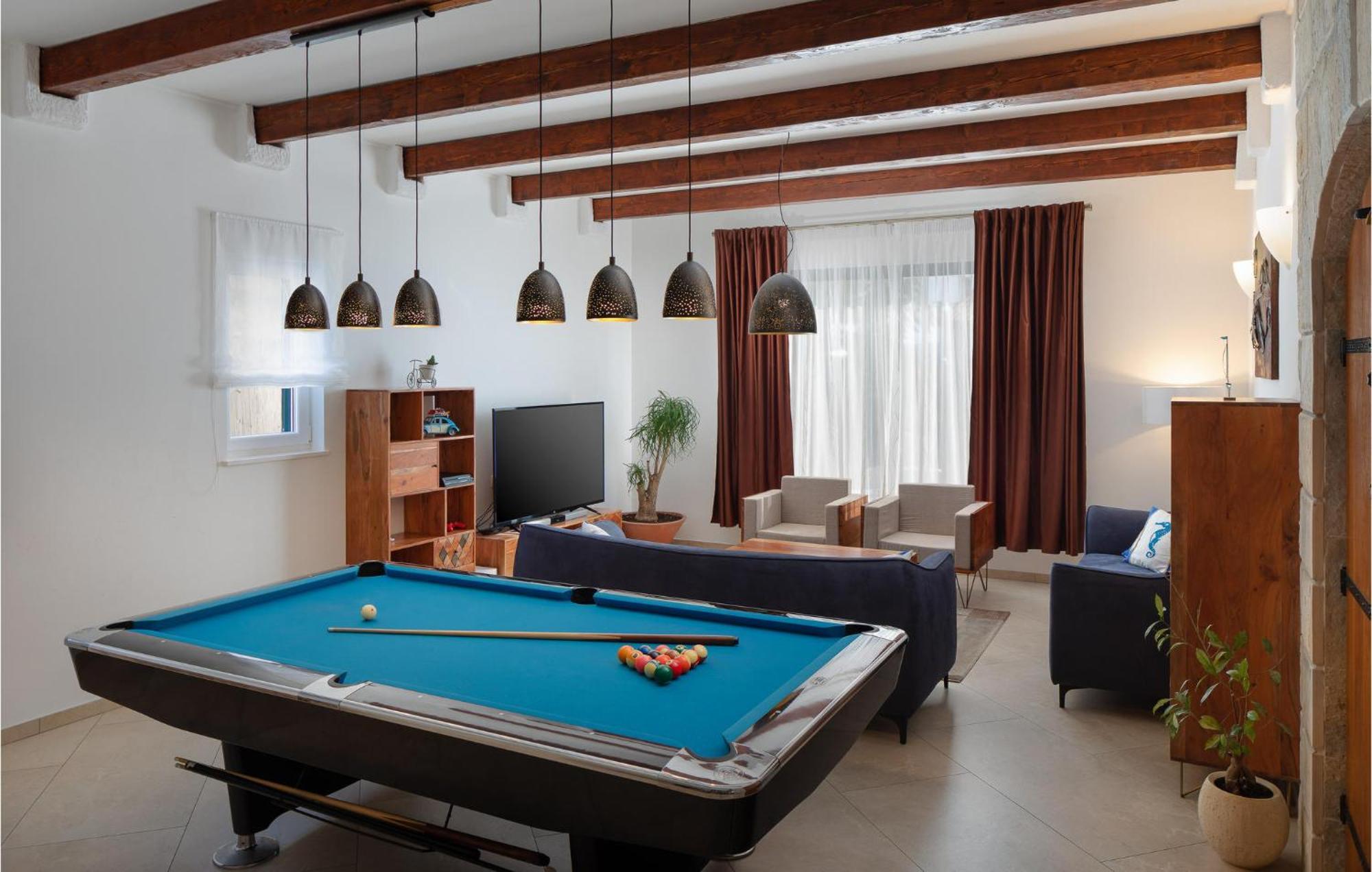 Cozy Home In Zrnovnica With Wifi Екстериор снимка