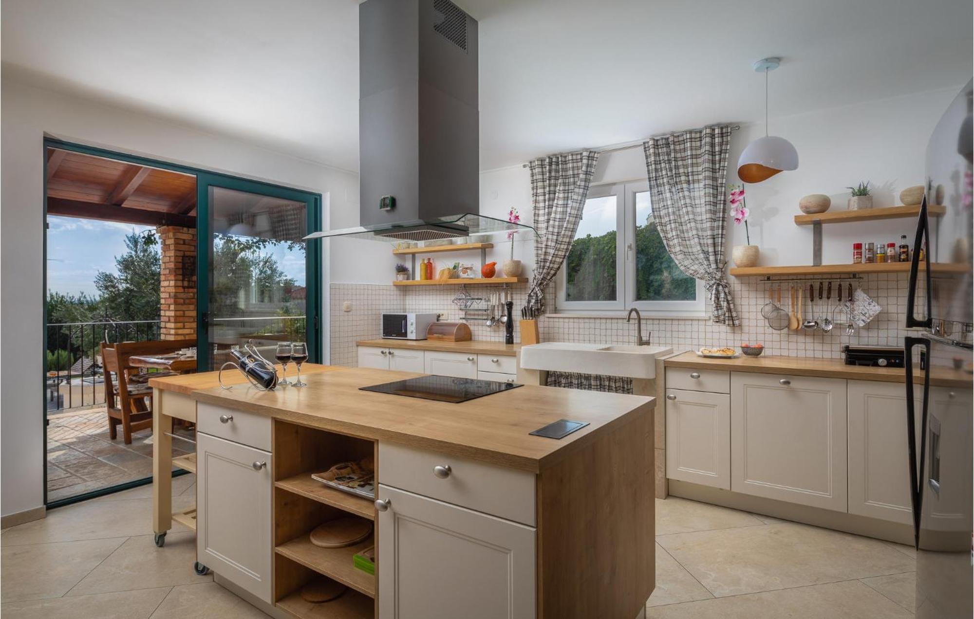 Cozy Home In Zrnovnica With Wifi Екстериор снимка
