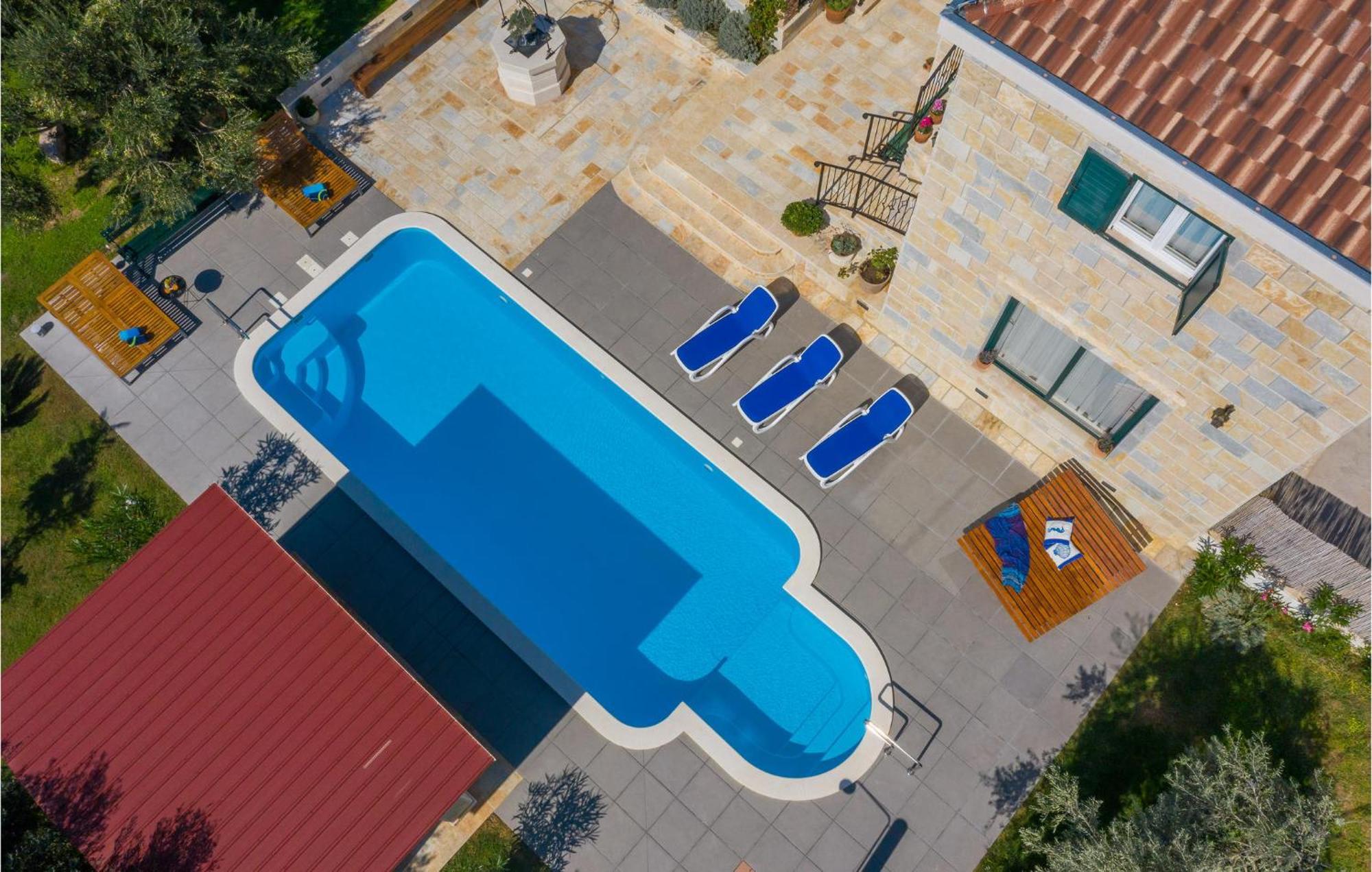 Cozy Home In Zrnovnica With Wifi Екстериор снимка