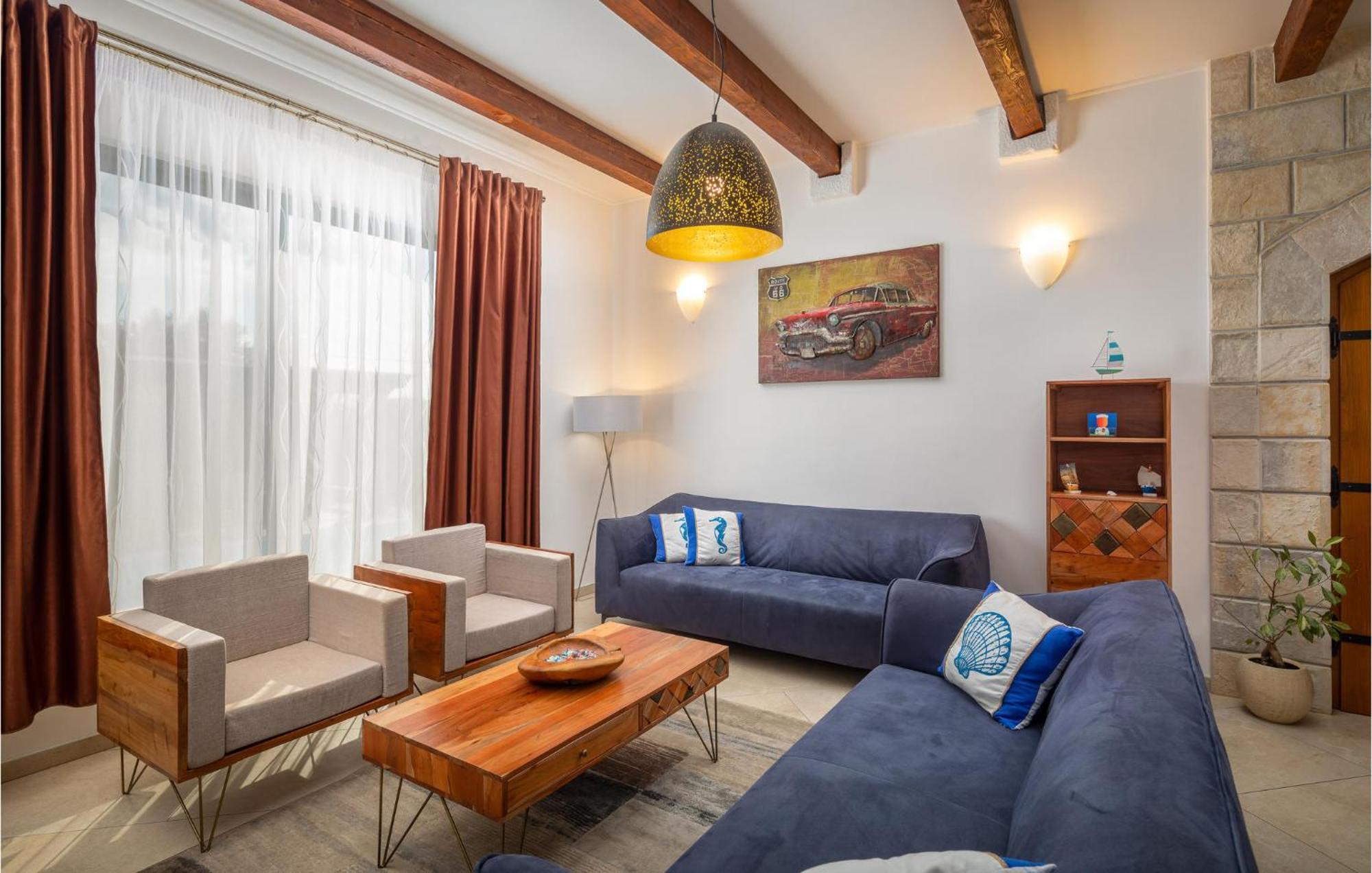 Cozy Home In Zrnovnica With Wifi Екстериор снимка