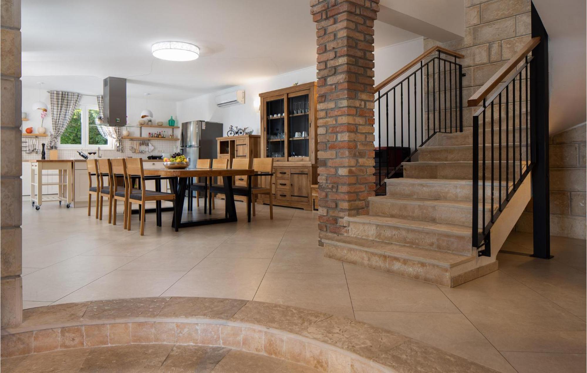 Cozy Home In Zrnovnica With Wifi Екстериор снимка